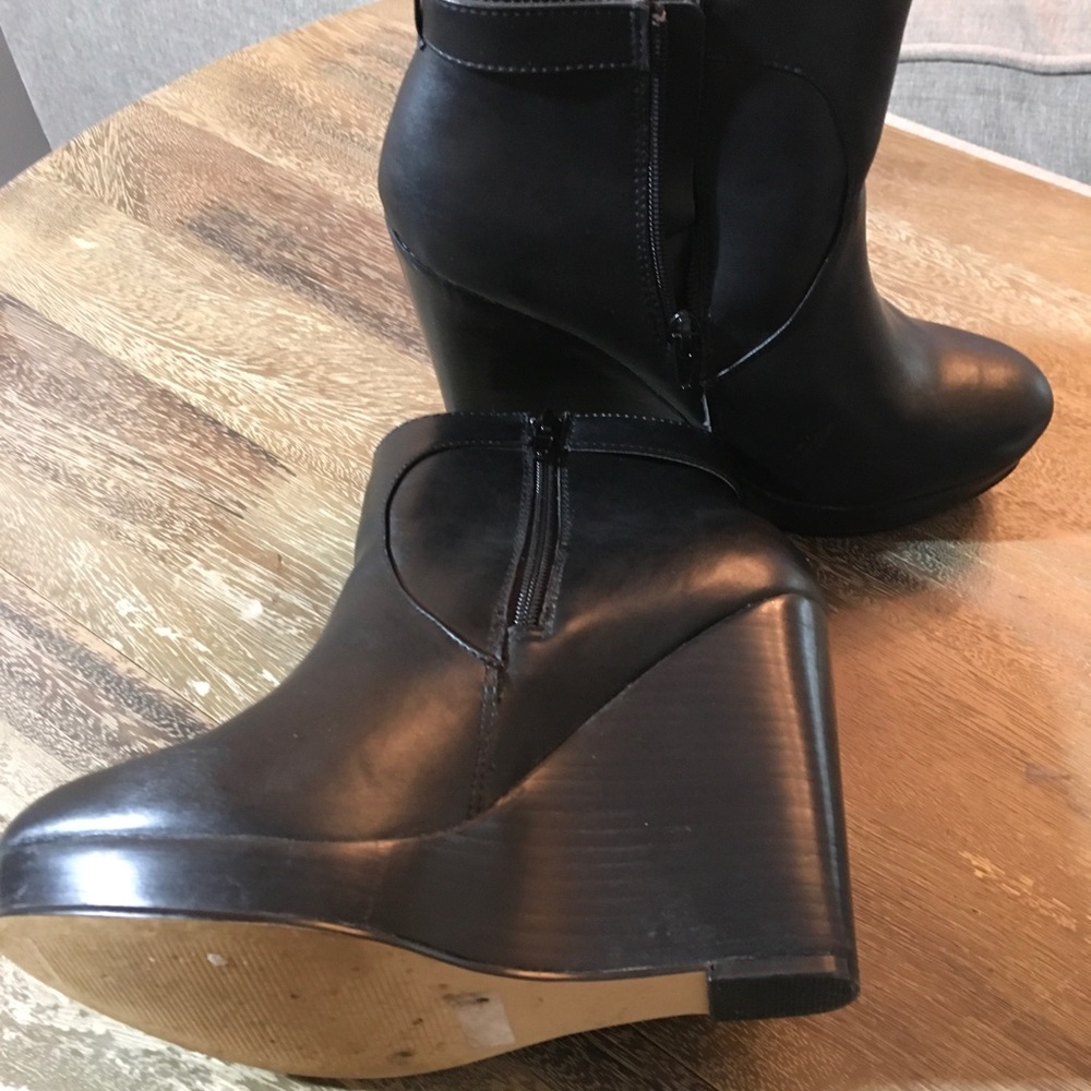 Torrid 9W black leather wedge ankle booties